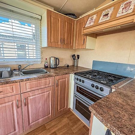 Lovely 6 Berth Caravan At Naze Marine Holiday Park In Essex Ref 17003C Walton-on-the-Naze Exteriör bild