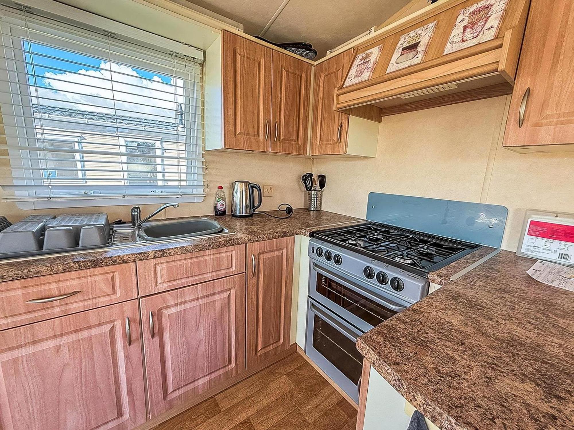 Lovely 6 Berth Caravan At Naze Marine Holiday Park In Essex Ref 17003C Walton-on-the-Naze Exteriör bild